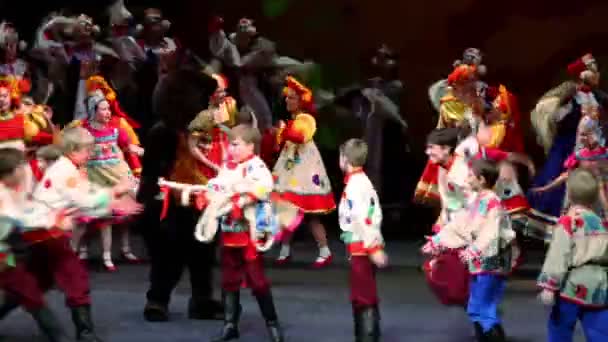 Niños en trajes nativos en concierto de ganadores — Vídeo de stock