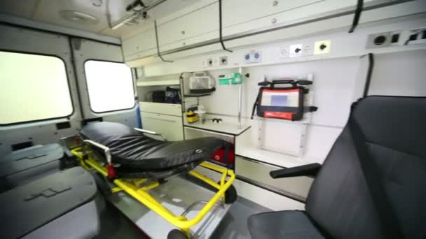 Compartimento de ambulancias con equipamiento moderno — Vídeos de Stock