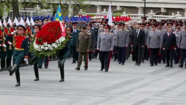 Солдаты носят гирлянду на церемонии возложения венков — стоковое видео