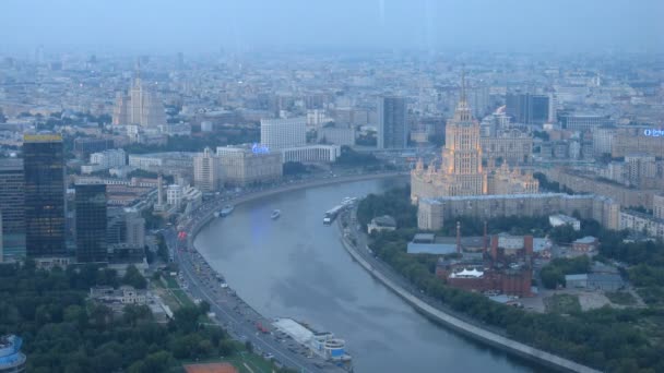 Белый дом и гостиница Украина стоят на берегу реки — стоковое видео