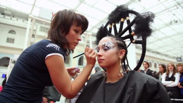 Visagiste makes makeup for model with punk hairstyle at XVII International Festival World of Beauty 2010 — Stock Video