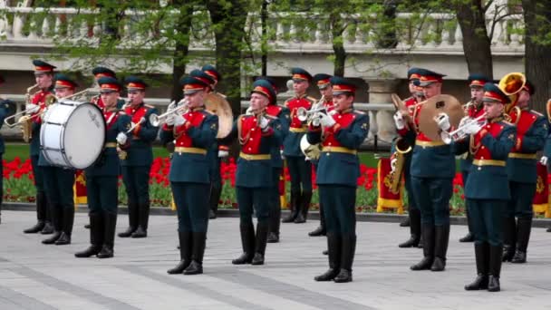 Militär orkester spela i Alexanderträdgården — Stockvideo