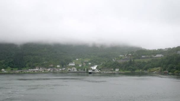 Le navire quitte le petit port du village, le temps passe 