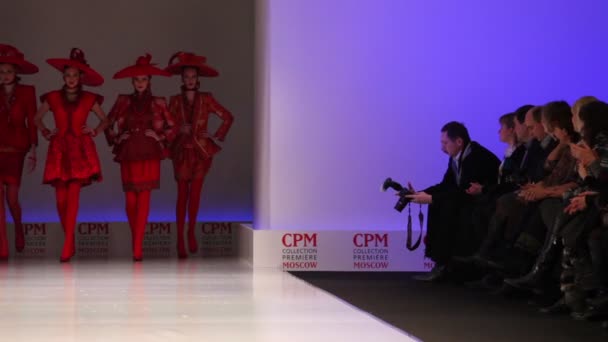 Women wear red suits from Slava Zaytzev walk in the Collection Premiere Moscow — Stock Video