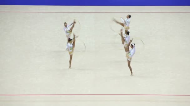 Gimnastas con aros en campeonatos mundiales de gimnasia rítmica — Vídeo de stock