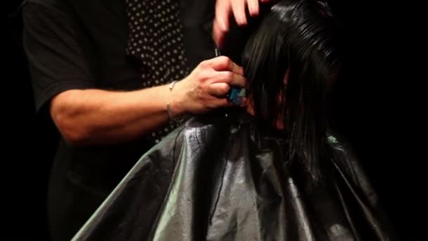 Friseur macht Frisur für schwarze Haare Modell — Stockvideo