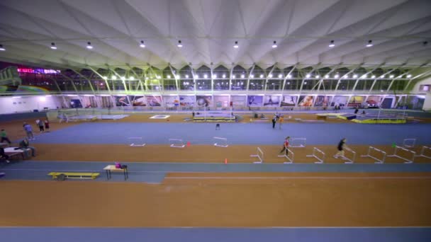 Personas en el gimnasio de la Universidad Estatal de Educación Física de Moscú — Vídeo de stock