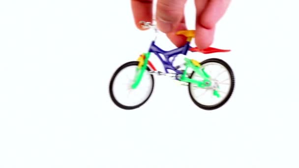 Hand hoppa trick på leksak cykel och lämna, sedan upprepas från andra sidan — Stockvideo