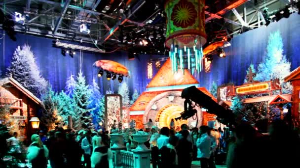 Mensen in televisiestudio bereidt om te schieten Kerstmis tv-shows — Stockvideo