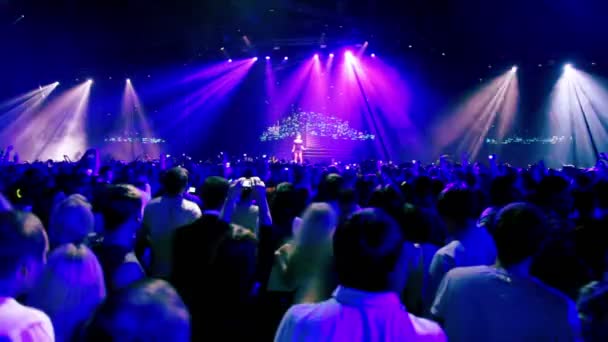 Cantante danza en el escenario, mucha gente en fiesta rave — Vídeos de Stock