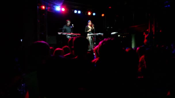 Татьяна Зыкина поет на сцене с музыкантом на концерте — стоковое видео