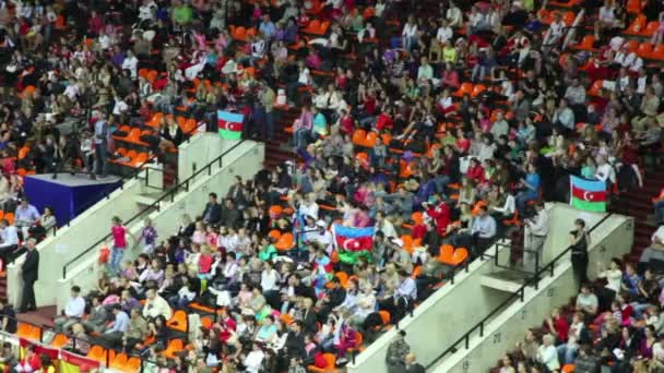 Zuschauer mit Azerbaijani-Fahnen bei Weltmeisterschaften der Rhythmischen Sportgymnastik — Stockvideo