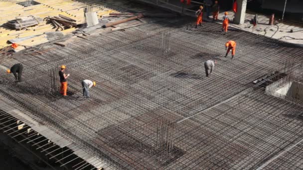 Arbeiter bauen Metallgerüst auf Baustelle — Stockvideo