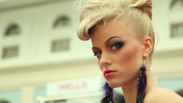 Rubia con peinado extravagante y pendientes de ciruela en el XVII Festival Internacional World of Beauty 2010 — Vídeos de Stock