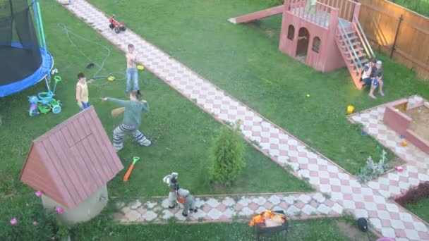 Τα παιδιά παίζουν πειρατές dacha, προβολή πάνω-κάτω, χρονική — Αρχείο Βίντεο
