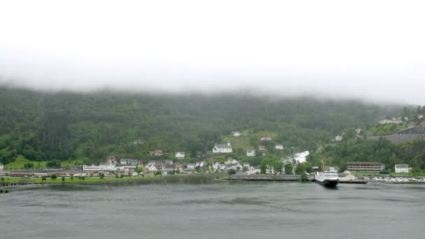 Petit port dans le village Hellesylt, le temps passe — Video