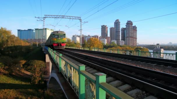 Vlak míjí na železniční most — Stock video