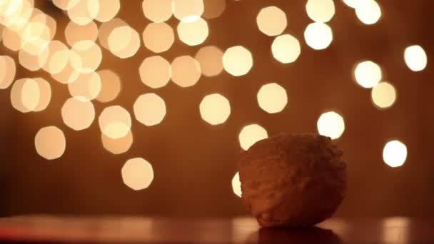 人投入匹配和灯圆的蜡烛 — 图库视频影像