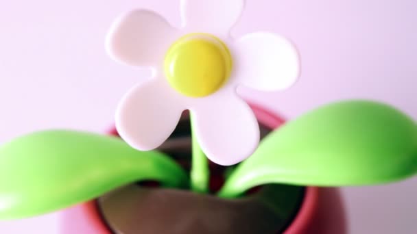 Clockwork игрушка цветок наклоняется с одной стороны на другую — стоковое видео