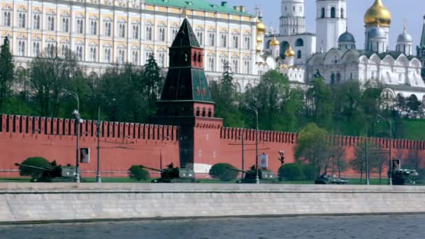 Zbiorniki i innego sprzętu wojskowego jeździć przez nabrzeże Kremla — Wideo stockowe
