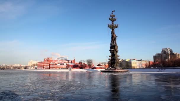 Monument à Peter Great sur la rivière Moskva et l'usine — Video