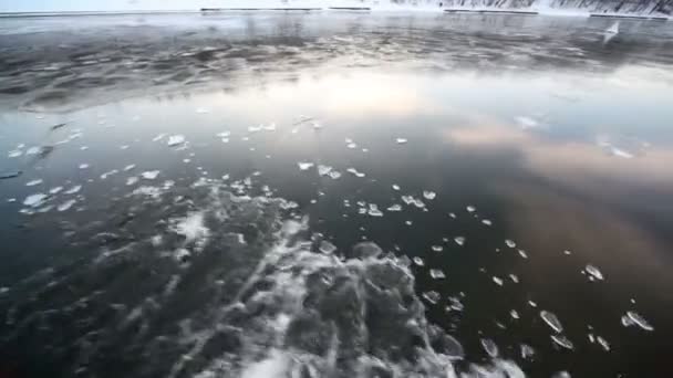 Волна с фрагментами льда в реке — стоковое видео