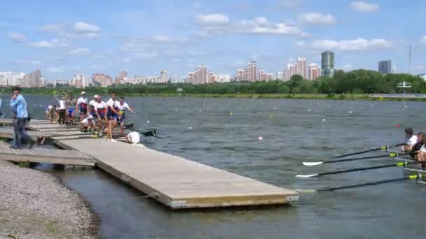 Men eights teams take off from pier during Big Moscow regatta — Stock Video