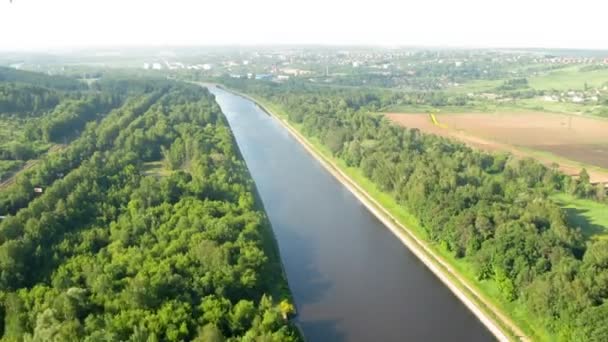 Letu nad řekou v horkovzdušném balónu, pohled z lanovky — Stock video