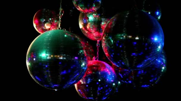 いくつかの discoballs の天井からハングし、回転 — ストック動画