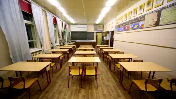 Rangées de chaises et de tables à l'intérieur classe de physique vide école — Video