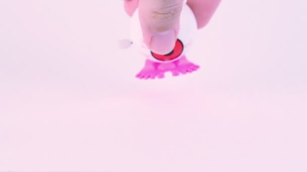 Main mis horloge jouet oeil veineux d'en haut, puis pousser et il commence à sauter en avant 