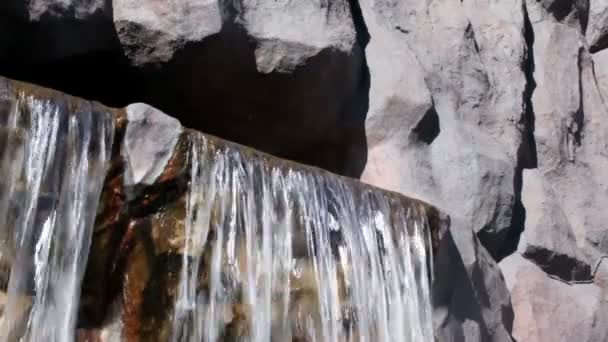 Wodospad strumieni z jaskini w mokrej skały — Wideo stockowe