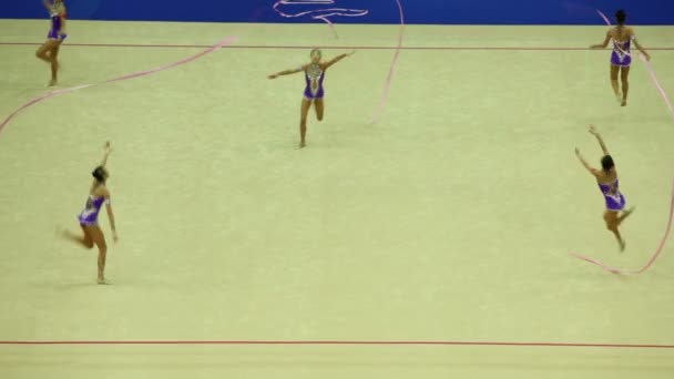 Equipo femenino con cintas en campeonatos mundiales de gimnasia rítmica — Vídeo de stock