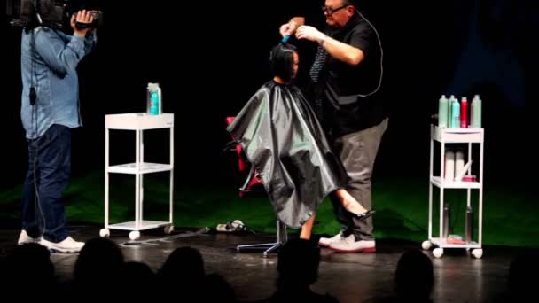 Tim hartley gör frisörsal för brunett på davines hår show 2010 — Stockvideo