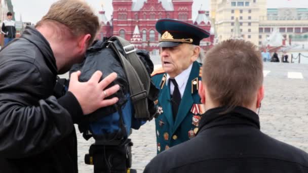 Journalists take interview in war veteran in Red Square — Stock Video