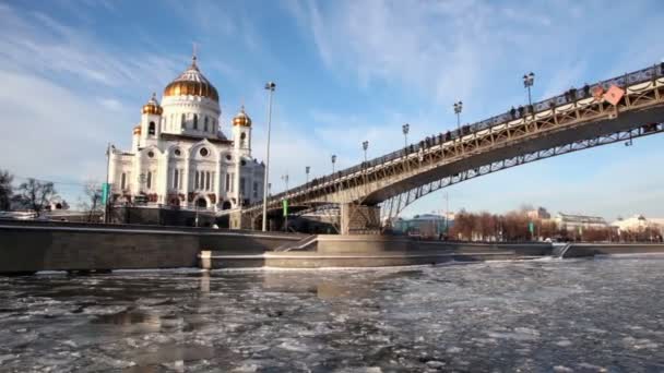 Catedral do Salvador de Cristo e Ponte Patriarcal no inverno — Vídeo de Stock