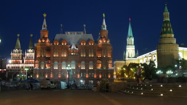 La gente va por la noche frente al Museo Histórico — Vídeos de Stock