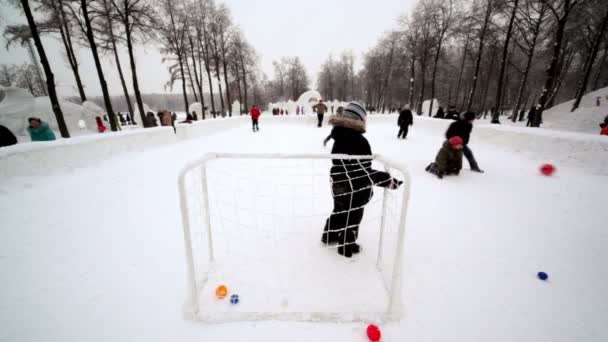 Kinder spielen am Wintertag Fußball im Park — Stockvideo