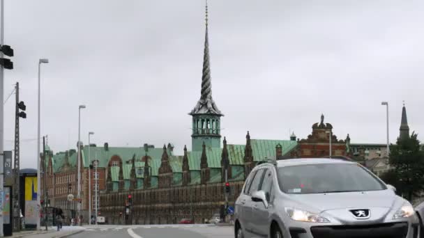 Tráfego automóvel em frente à Bolsa de Valores de Copenhaga — Vídeo de Stock