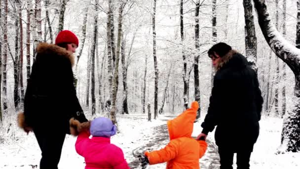 Zwei Mädchen mit ihren Kindern gehen im Wald spazieren — Stockvideo