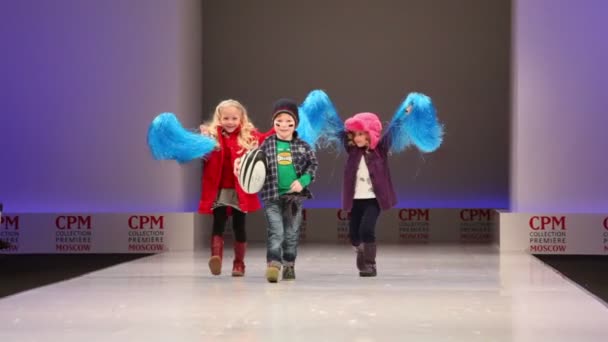 Αγοριών και δύο κοριτσιών στον αθλητισμό στυλ χειμωνιάτικα ρούχα από τη συλλογή του Δημάρχου — Αρχείο Βίντεο