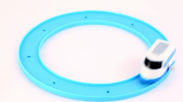 Promenades de transport de jouets sur la route circulaire de nombreuses fois 