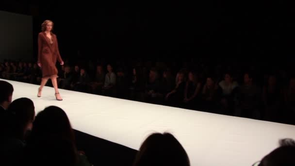 俄罗斯时装周上讲台上棕色礼服行走中的模型 — 图库视频影像
