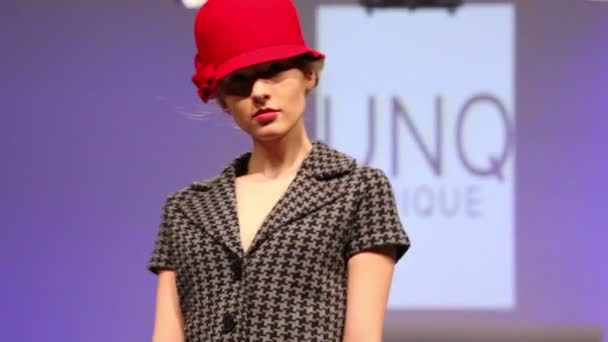 Model in autumnal coat and red hat from UNIQUE Collection — Stock Video