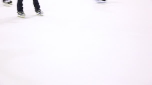 Várias pessoas patinam na pista de gelo — Vídeo de Stock