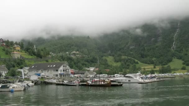 Boten verblijven bay in geiranger dorp, time-lapse — Stockvideo