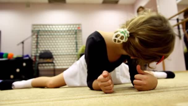 Girl stretches under surveillance of ballet teacher — Stock Video