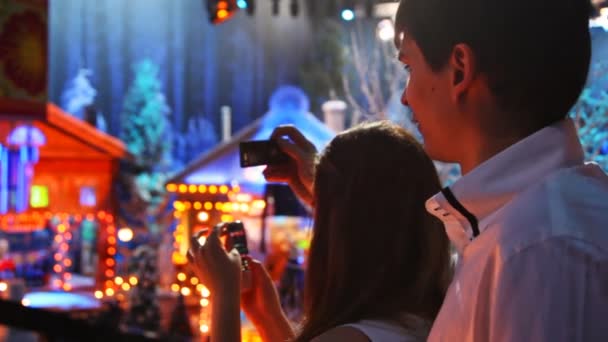 Пара знімає новорічне телешоу на мобільні телефони в студії — стокове відео