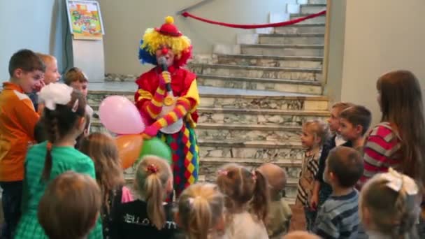 Clown berbicara kepada anak-anak di premier Tales Magic Alphabet di Another Theater — Stok Video