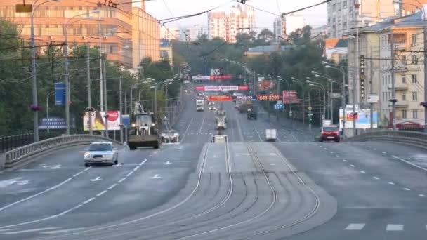 Fahrzeugverkehr am Morgen im Bezirk Preobrazhenskoye — Stockvideo